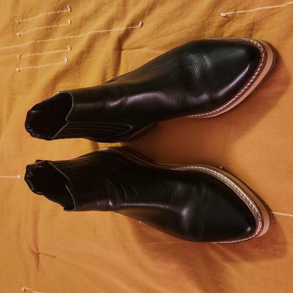 Roolee really nice, cute booties. Worn once! No flaws.